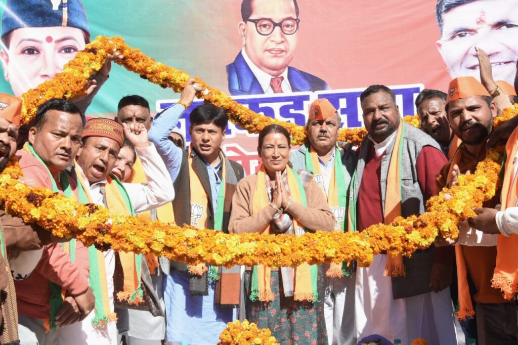 अल्मोड़ा नगर निगम चुनाव : जनसभा में कांग्रेस पर बरसीं  कैबिनेट मंत्री रेखा आर्या, कहा-भाजपा विकासवादी पार्टी, कांग्रेस को परिवारवाद से आगे कुछ नहीं सूझता