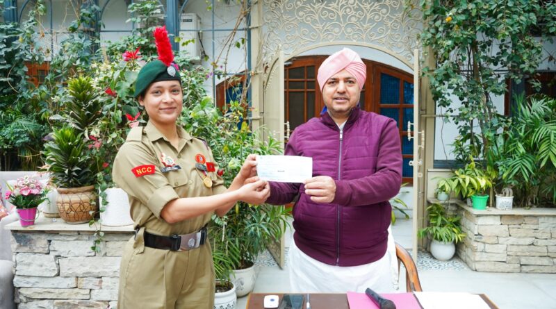 एसजीआरआरयू की NCC कैडेट आकृति रावत ने गणतंत्र दिवस पर बढ़ाया उत्तराखंड का मान, महाराज ने प्रदान किया 51000 का चेक