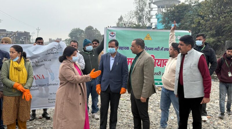 सराहनीय कार्य : नगर आयुक्त नमामी बंसल ने रिस्पना नदी में उतरकर चलाया सफाई अभियान, खुद कूड़ा एकत्र कराया