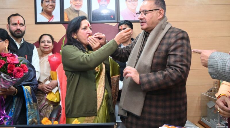 नगर पालिका अध्यक्ष मीरा सकलानी के शपथ ग्रहण में कैबिनेट मंत्री जोशी ने कहा – विकास के नए आयाम स्थापित करेगा मसूरी