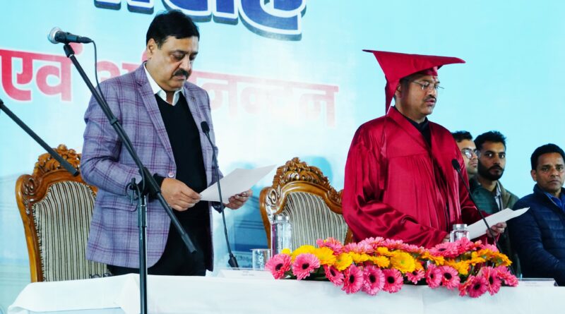 सीएम पुष्कर धामी रहे मौजूदगी में  देहरादून  मेयर सौरभ थपलियाल सहित 100 पार्षदों ने ली शपथ