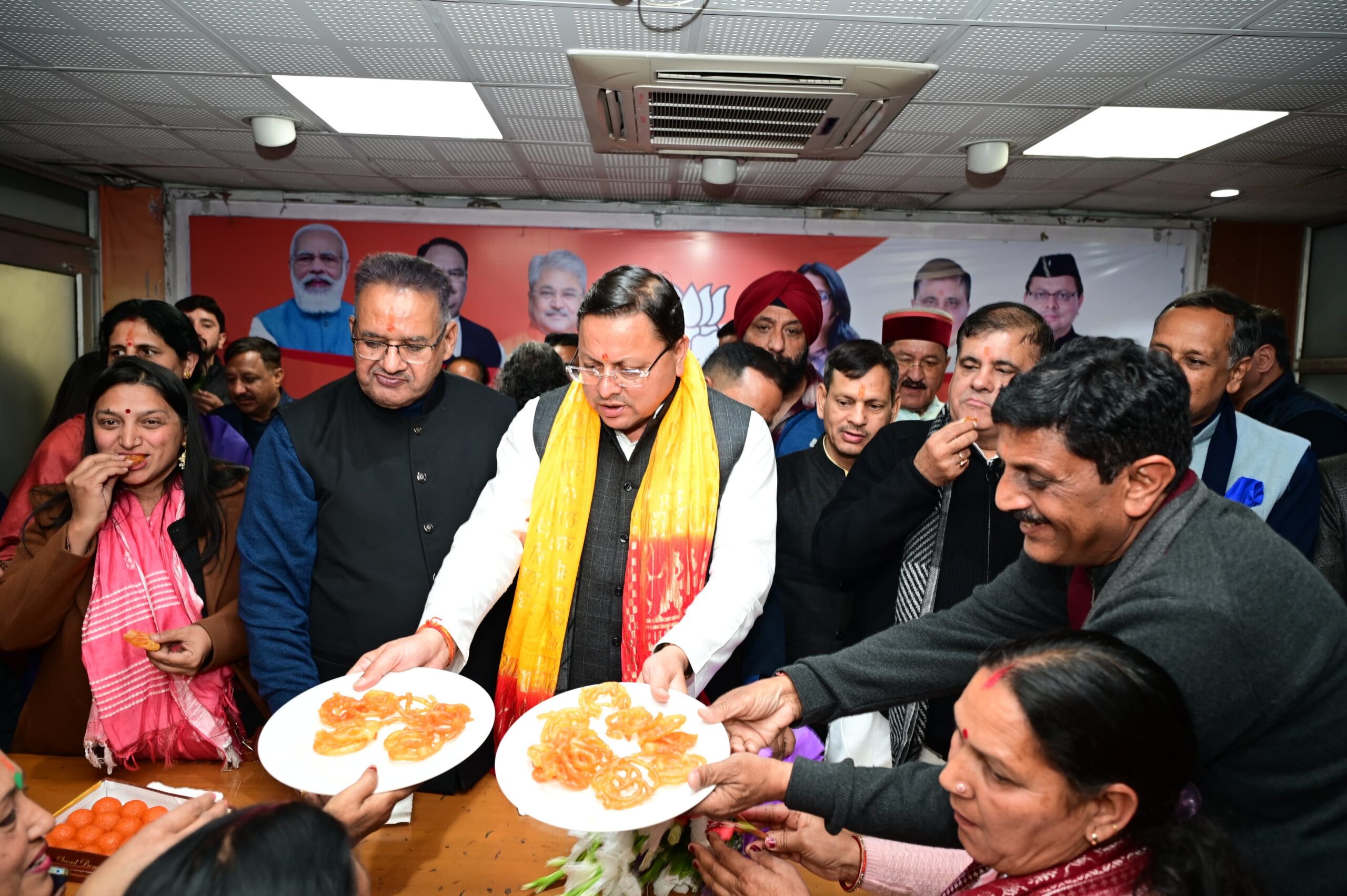 दिल्ली में शानदार फतेह पर उत्तराखंड भाजपा ने मनाया जमकर जश्न, एक दूसरे को मिठाई खिलाकर बांटी खुशी, सीएम पुष्कर धामी हुए शामिल