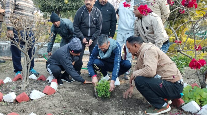 शपथ के बाद पद संभालते ही फार्म में दिखे महापौर  सौरभ थपलियाल,  गांधी पार्क पहुंचकर लिया व्यवस्थाओं का जायजा