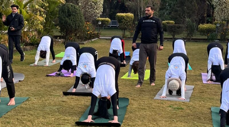 एसजीआरआरयू में वियतनाम के 15 सदस्यीय दल ने लिया योग प्रशिक्षण,योग आसन प्राणायम के महत्व को किया आत्मसात