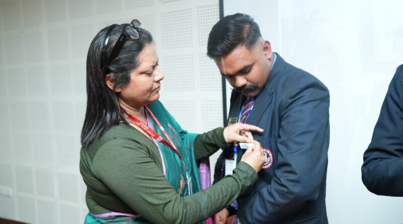 श्री गुरु राम राय विश्वविद्यालय में छात्र परिषद की बैज सेरेमनी आयोजित, कुलपति प्रो. डॉ कुमुद सकलानी व  कुलसचिव डॉ लोकेश गंभीर ने बैज पहनाकर किया आगाज 