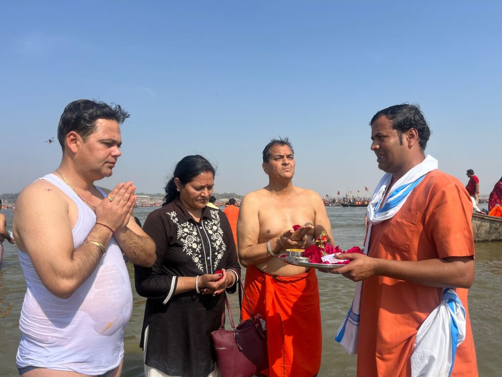 उत्तराखंड के शहरी विकास मंत्री  डॉ अग्रवाल ने सपरिवार दिव्य त्रिवेणी संगम पर किया स्नान