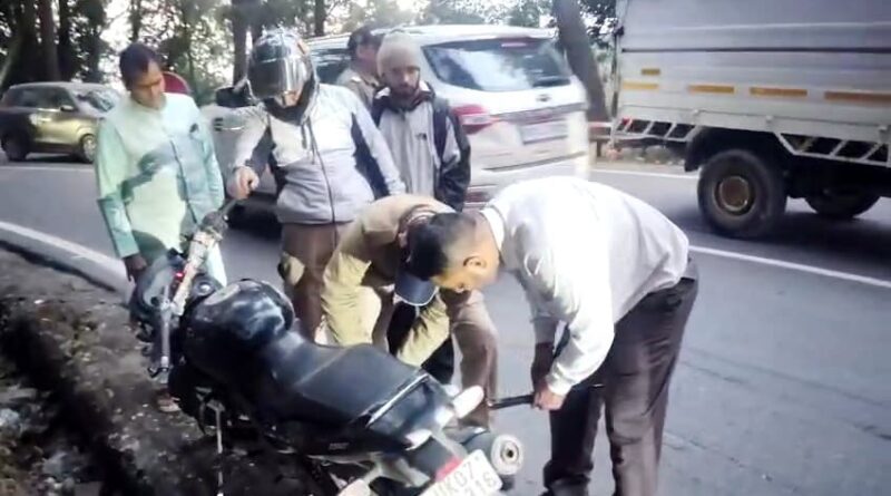 उत्तराखंड के  कैबिनेट मंत्री डॉ अग्रवाल ने अपना  काफिला रोककर फिर की सड़क किनारे पड़े घायलों की मदद