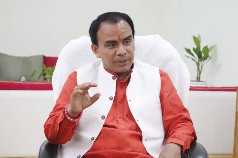 विद्यालयी शिक्षा मंत्री डॉ. धन सिंह रावत ने कहा – उत्तराखंड के सरकारी विद्यालयों में गूंजेगी ढोल-दमाऊ और मशकबीन की धुन, स्थानीय लोक संगीत, कला एवं वाद्य यंत्रों से परिचित होंगे नौनिहाल