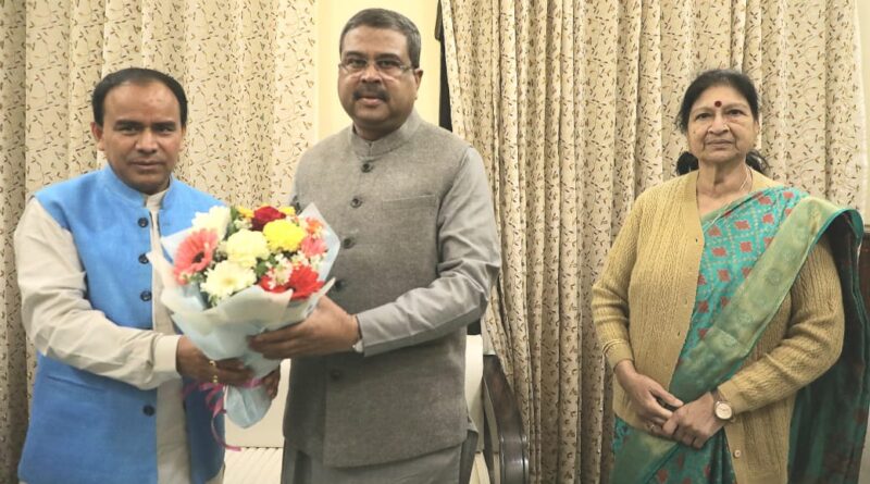 Uttarakhand – प्रदेश के उच्च एवं विद्यालयी शिक्षा विभाग की संयुक्त बैठक में बोले केंद्रीय शिक्षा मंत्री धर्मेंद्र प्रधान ,स्थानीय संदर्भों को शामिल कर तैयार करें पाठ्य पुस्तकें,हमारी विरासत एवं विभूतियां” बुक्स की भी जमकर की तारीफ़ 