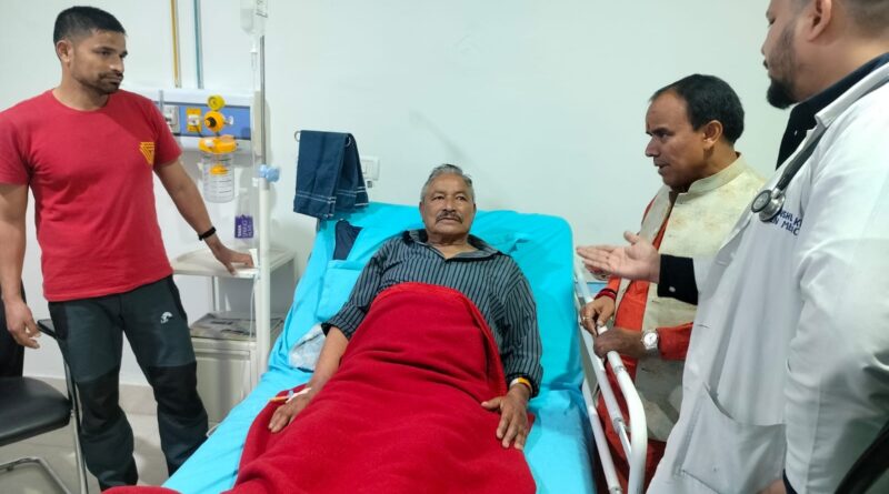 उत्तराखंड के स्वास्थ्य मंत्री डॉ रावत ने श्री महंत इंदिरेश अस्पताल में जाना मरीजों का हाल, कई वार्डों का लिया राउंड