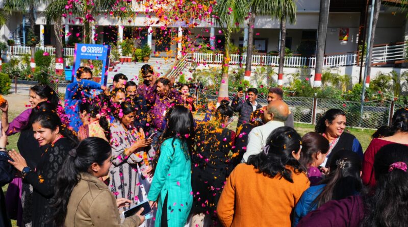 एसजीआरआरयू होली मिलन समारोह में उड़ा रंग गुलाल, हाई वोल्टेज सोउंड पर  डीन, फेकल्टी टीचिंग व नाॅन टीचिंग स्टाफ ने जमकर किया डांस 