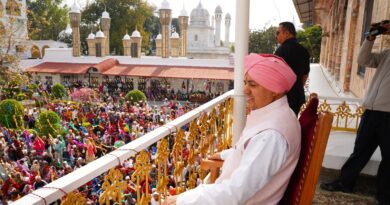 भक्तिमय नजारा : 90 फीट ऊंचे नए ध्वजदण्ड को कंधों पर   उठाकर श्री दरबार साहिब पहुंची संगतें,  देश विदेश से हज़ारों की संख्या में आई संगतें इस पावन बेला का बनीं साक्षी 