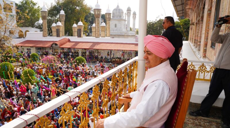 भक्तिमय नजारा : 90 फीट ऊंचे नए ध्वजदण्ड को कंधों पर   उठाकर श्री दरबार साहिब पहुंची संगतें,  देश विदेश से हज़ारों की संख्या में आई संगतें इस पावन बेला का बनीं साक्षी 