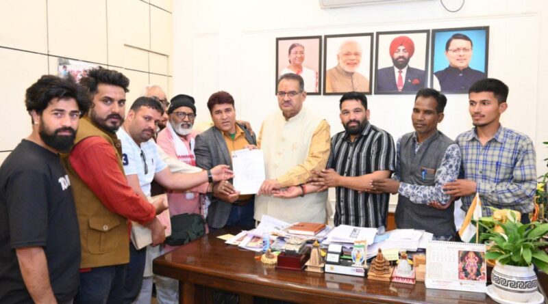 भीमराव अंबेडकर मोर्चा ने सैनिक कल्याण मंत्री जोशी से  मुलाकात कर रखी  चकराता में अंबेडकर प्रतिमा स्थापना करने की मांग 