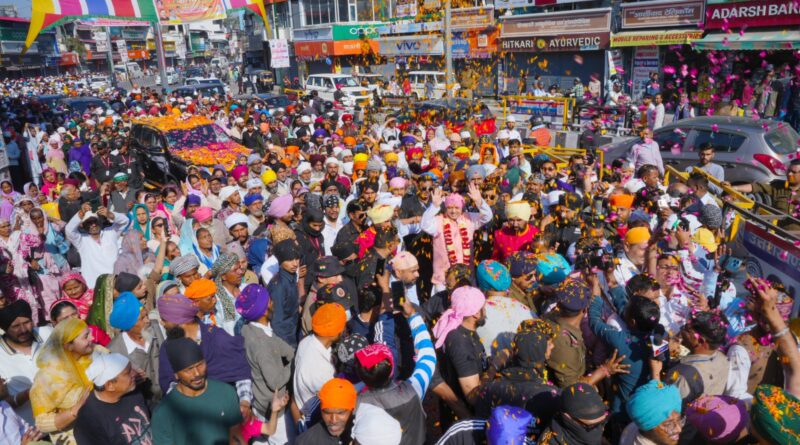 पुष्प वर्षा के साथ ऐतिहासिक नगर  परिक्रमा में गूंजे  श्री गुरु राम राय महाराज के जयकारे,  दूनवासियों ने गुरु की संगत का किया जोरदार स्वागत