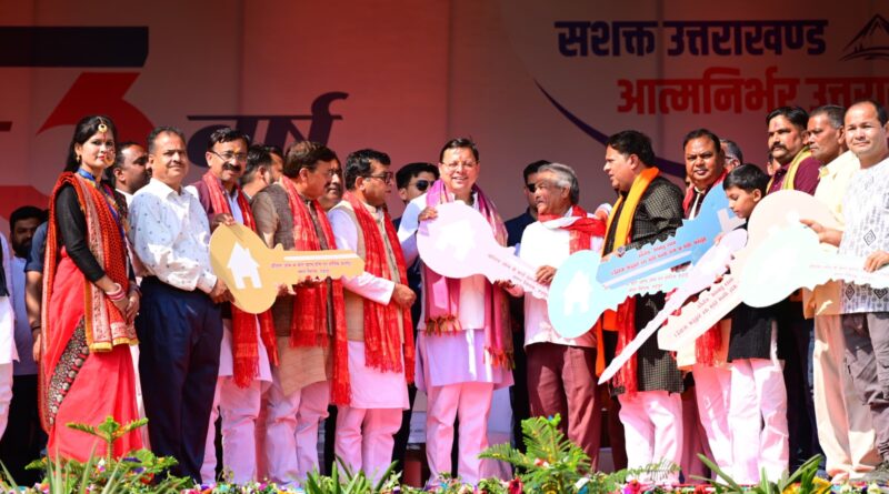 रुद्रपुर में सीएम पुष्कर धामी का भव्य रोड शो , पुष्प वर्षा के साथ सरकार का स्वागत,मुख्यमंत्री ने वेन्डिंग जोन में 15 लाभार्थियों को सौंपी दुकानों की चाबी