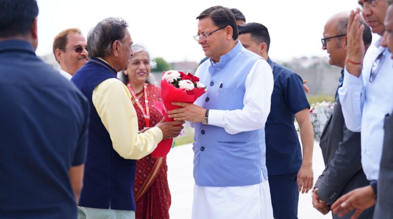 एसजीआरआर हैलीपैड, पथरी बाग पर SGRR University की ओर से हुआ मुख्यमंत्री पुष्कर धामी का वार्म वेलकम