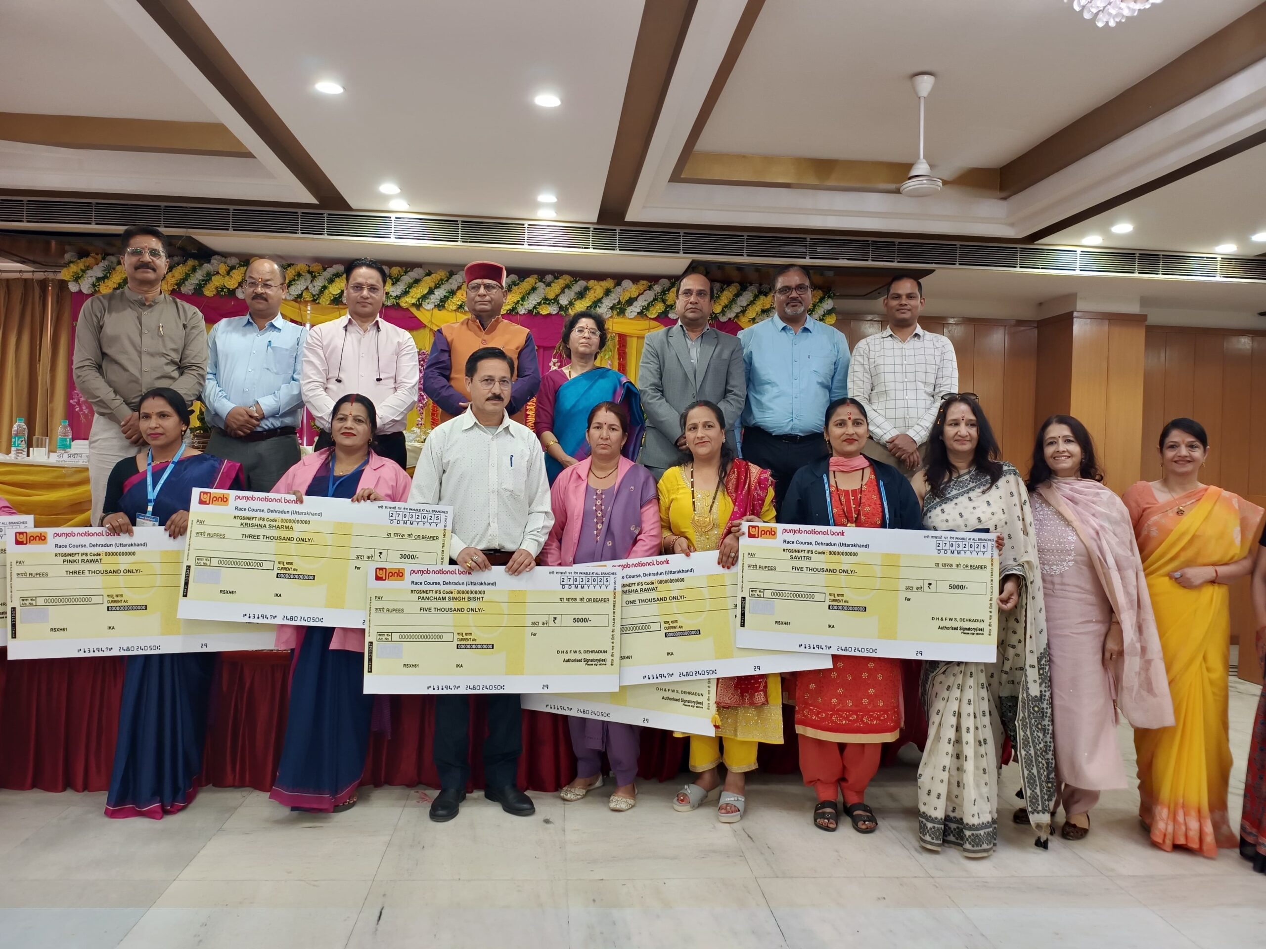 देहरादून में आयोजित जिला सम्मेलन में आशा कार्यकत्रियों को कैश अवॉर्ड देकर किया गया सम्मानित