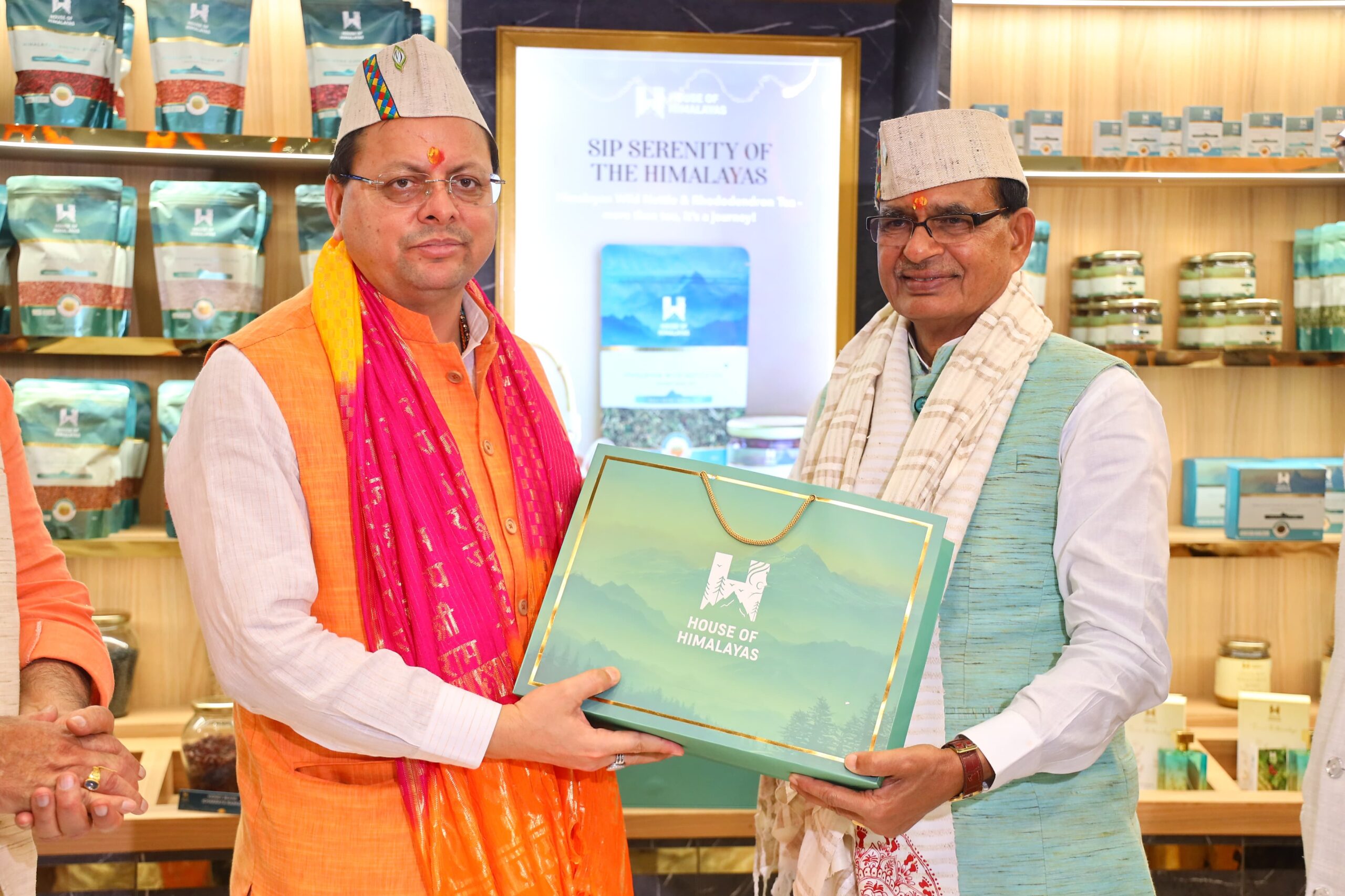 केंद्रीय मंत्री शिवराज चौहान व सीएम पुष्कर धामी ने  जॉली ग्रांट एयरपोर्ट में किया हाउस ऑफ हिमालयाज के स्टोर का शुभारंभ