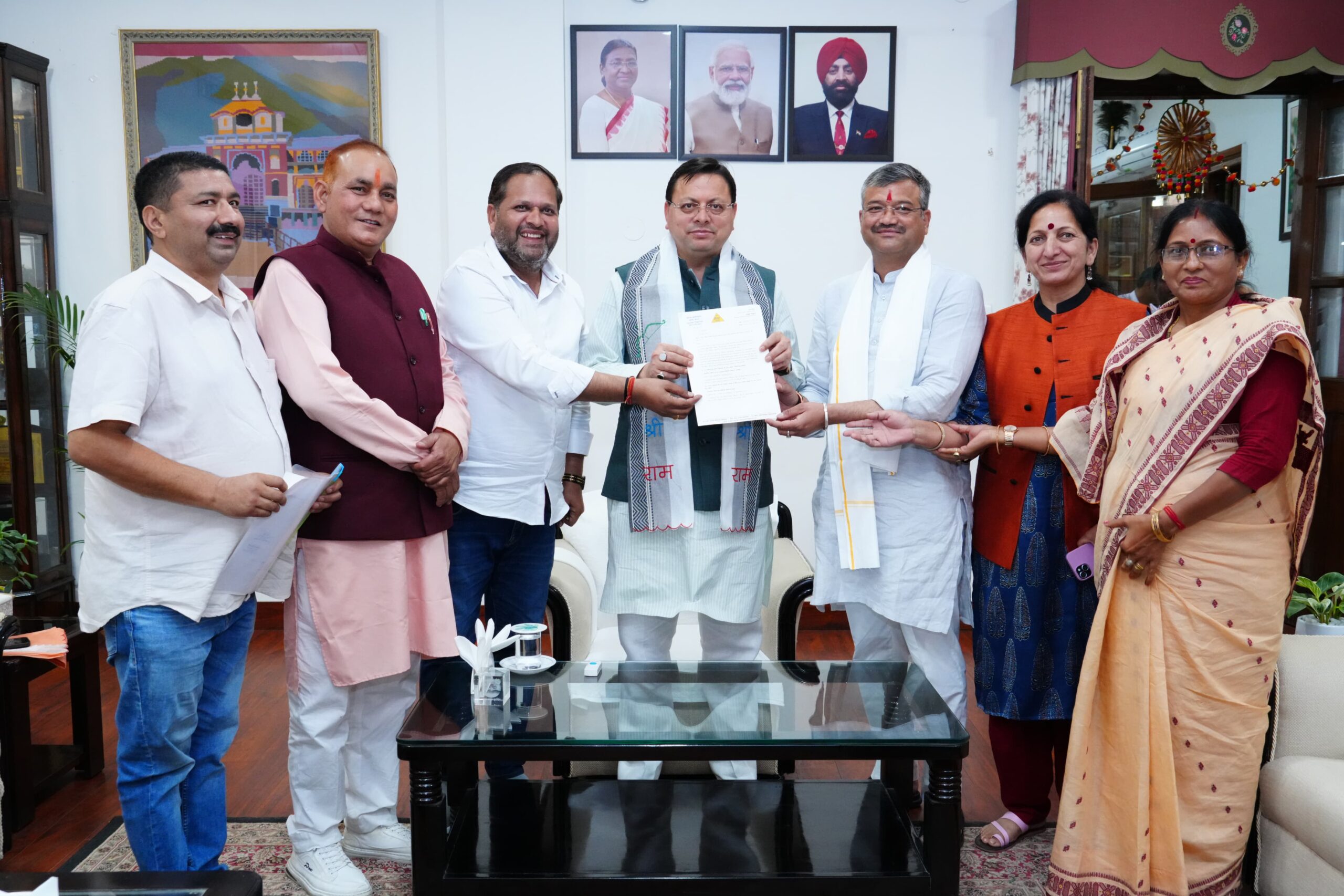 सीएम पुष्कर धामी से मेयर व निकाय अध्यक्षों ने मुलाकात कर अपनी कई मांगे रखी, मिला  आश्वासन