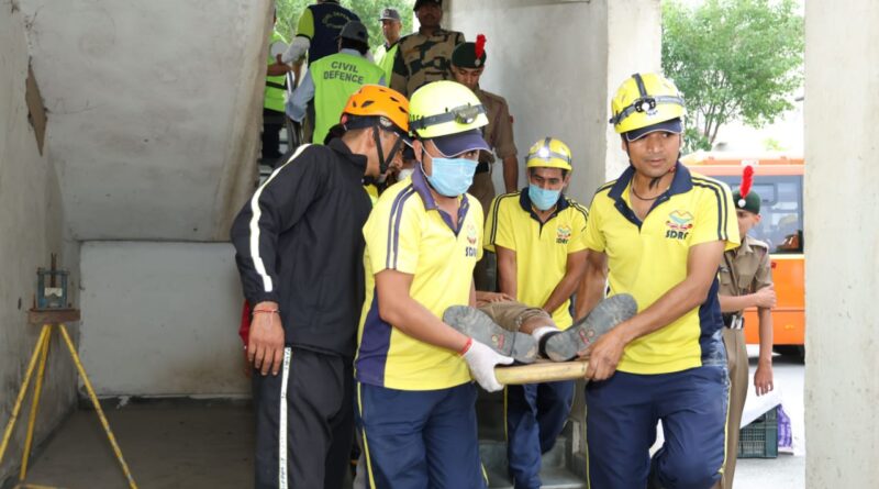 देहरादून में आसमानी हमला, सायरन बजा कर शहर वासियों को किया गया अलर्ट, सूचना मिलती ही मौके पर पहुंची टीमें, डीएम व एसएसपी ने संभाली मॉक ड्रिल की कमान