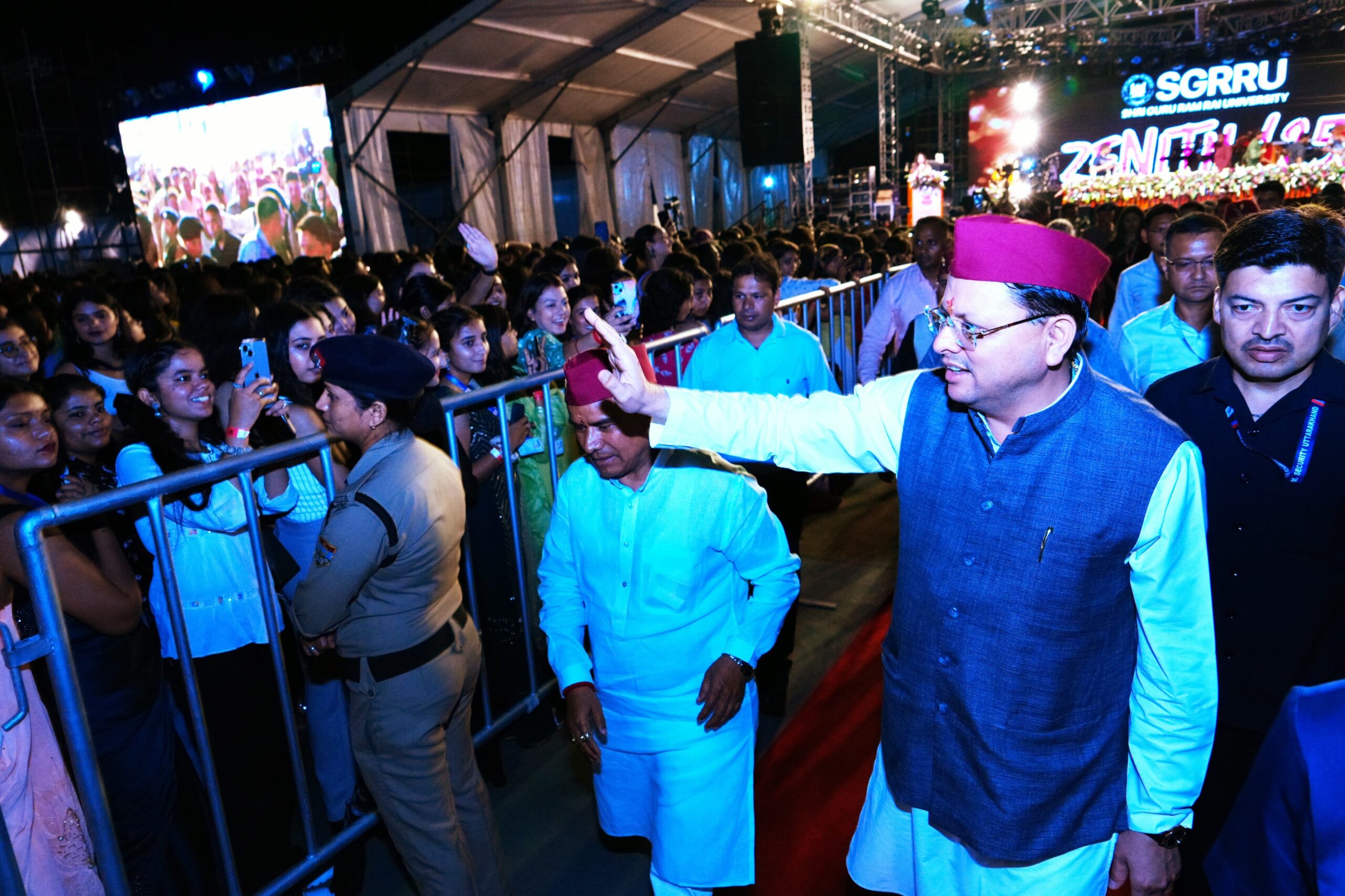 एसजीआरआर विश्वविद्यालय में जेनिथ फेस्ट 2025 का दूसरा दिन- देशभक्ति के गीतों पर झूमे छात्र-छात्राएं,मुख्यमंत्री पुष्कर धामी ने देश प्रेम गीतों की प्रस्तुतियों को सराहा