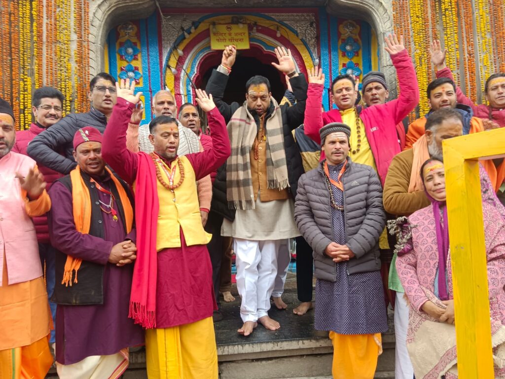 बीकेटीसी अध्यक्ष हेमंत द्विवेदी ने किए श्री केदारनाथ धाम के दर्शन ,यात्रा व्यवस्थाओं का  जायजा लिया, दर्शन पंक्ति में तीर्थयात्रियों से भी लिया फीडबैक 