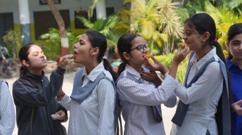 सीबीएसई  के 10वीं और 12वीं के परीक्षा परिणामों में एसजीआरआर एजुकेशन मिशन के छात्र-छात्राओं ने गाड़े सफलता के झंडे, जमकर मनाया जश्न