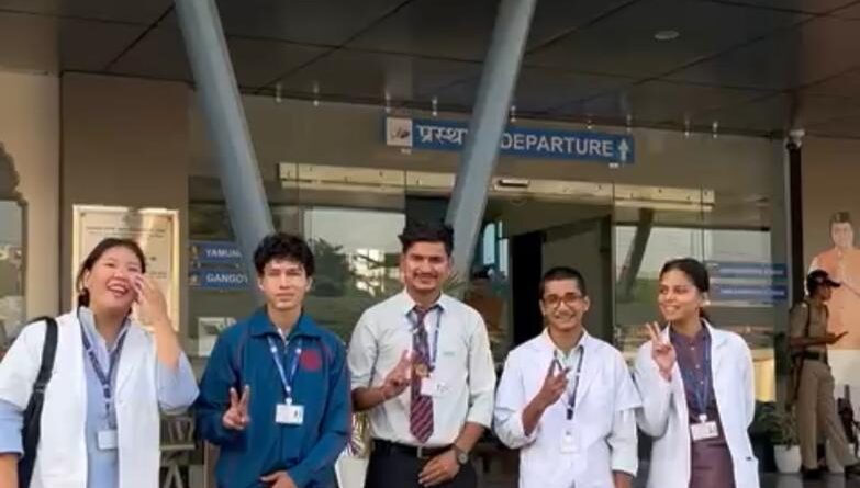 एसजीआरआरयू ने स्पोर्ट्स अचीवर्स को करवाई चाॅपर की सैर, आसमान से अपनी यूनिवर्सिटी को देख अचीवर्स के खिले चेहरे