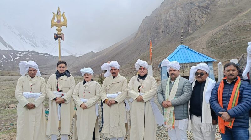 Uttarakhand: केंद्रीय स्वास्थ्य मंत्री  जीपी नड्डा ने  पिथौरागढ़ में ली वाइब्रेंट विलेज योजना के कार्यों की जानकारी, स्थानीय लोगों ने रंग संस्कृति की पगड़ी पहनाकर पारंपरिक ढंग से किया स्वागत