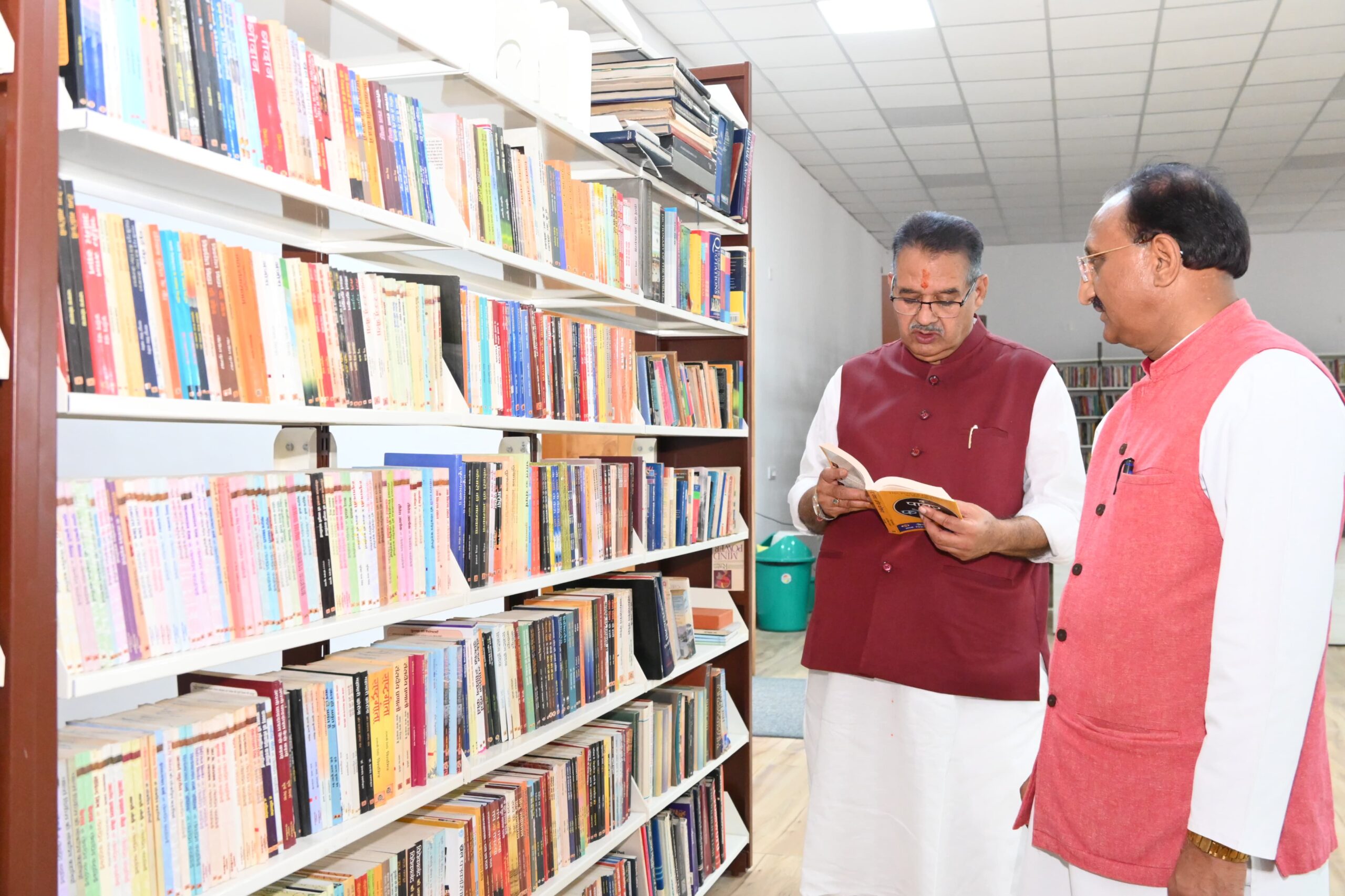 कैबिनेट मंत्री जोशी ने पूर्व मुख्यमंत्री डॉ निशंक के साथ लेखक गांव में आधुनिक सुविधाओं को देखा, कहा -साहित्य, संस्कृति और ध्यान का मिलेगा संगम