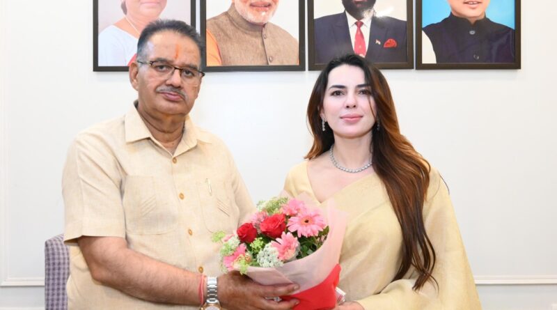 कैबिनेट मंत्री जोशी से की नेपाल मूल की अभिनेत्री एलिजा गौतम ने की मुलाकात,संगध उत्पादों से निर्मित किट की भेंट