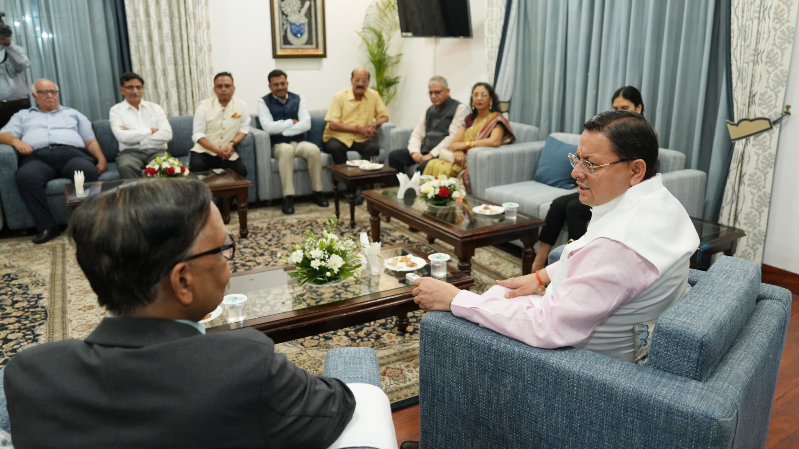 सीएम पुष्कर धामी ने उत्तराखंड दौरे पर आई 16वें वित्त आयोग की टीम का मुख्यमंत्री आवास में किया स्वागत एवं अभिनंदन