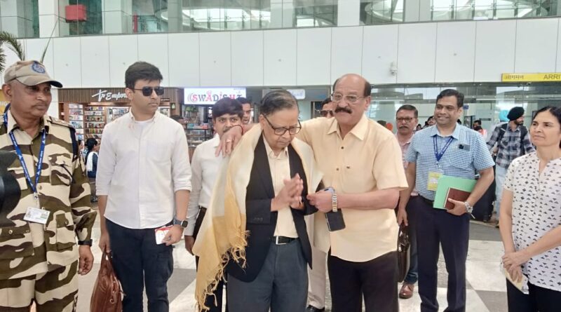 उत्तराखंड के दौरे पर 16वें वित्त आयोग के अध्यक्ष डॉ अरविंद पनगढ़िया के नेतृत्व में पहुंची टीम , देहरादून पहुंचने पर पारंपरिक ढोल दमाऊ की थाप पर हुआ स्वागत