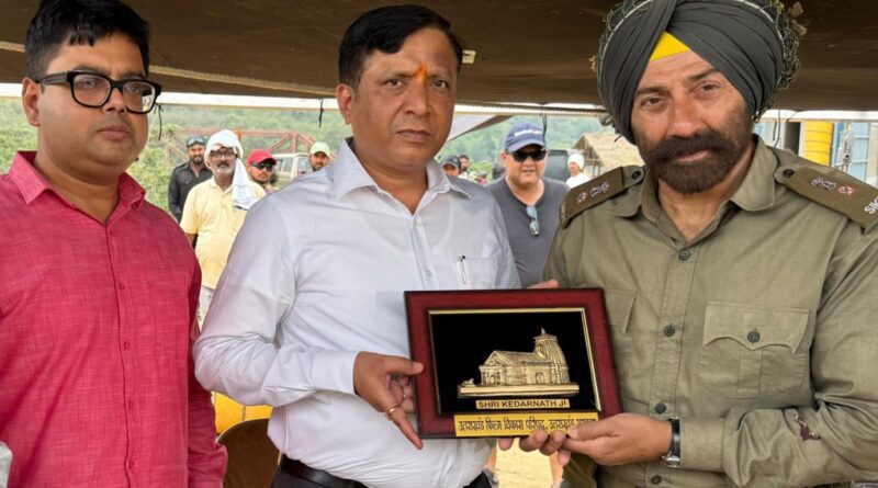 बॉर्डर 2 के सेट पर सुप्रसिद्ध बॉलीवुड एक्टर सनी पाजी से की उत्तराखंड फिल्म विकास परिषद के सीईओ तिवारी ने मुलाकात, उत्तराखंड की फिल्म नीति, लोकेशन विविधता और राज्य सरकार के समर्थन पर हुई सार्थक चर्चा हुई