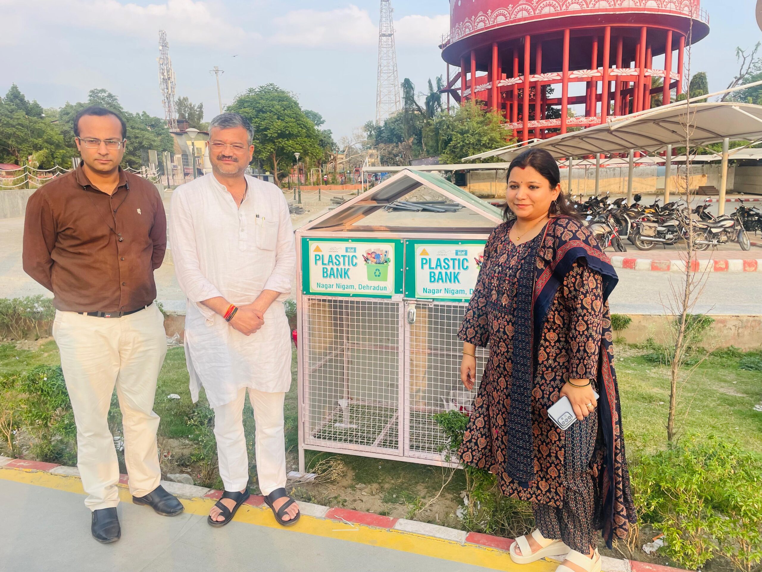 शानदार पहल : मेयर  सौरभ थपलियाल व नगर आयुक्त नमामि बंसल ने परेड ग्राउंड में किया प्लास्टिक बैंक का उद्घाटन