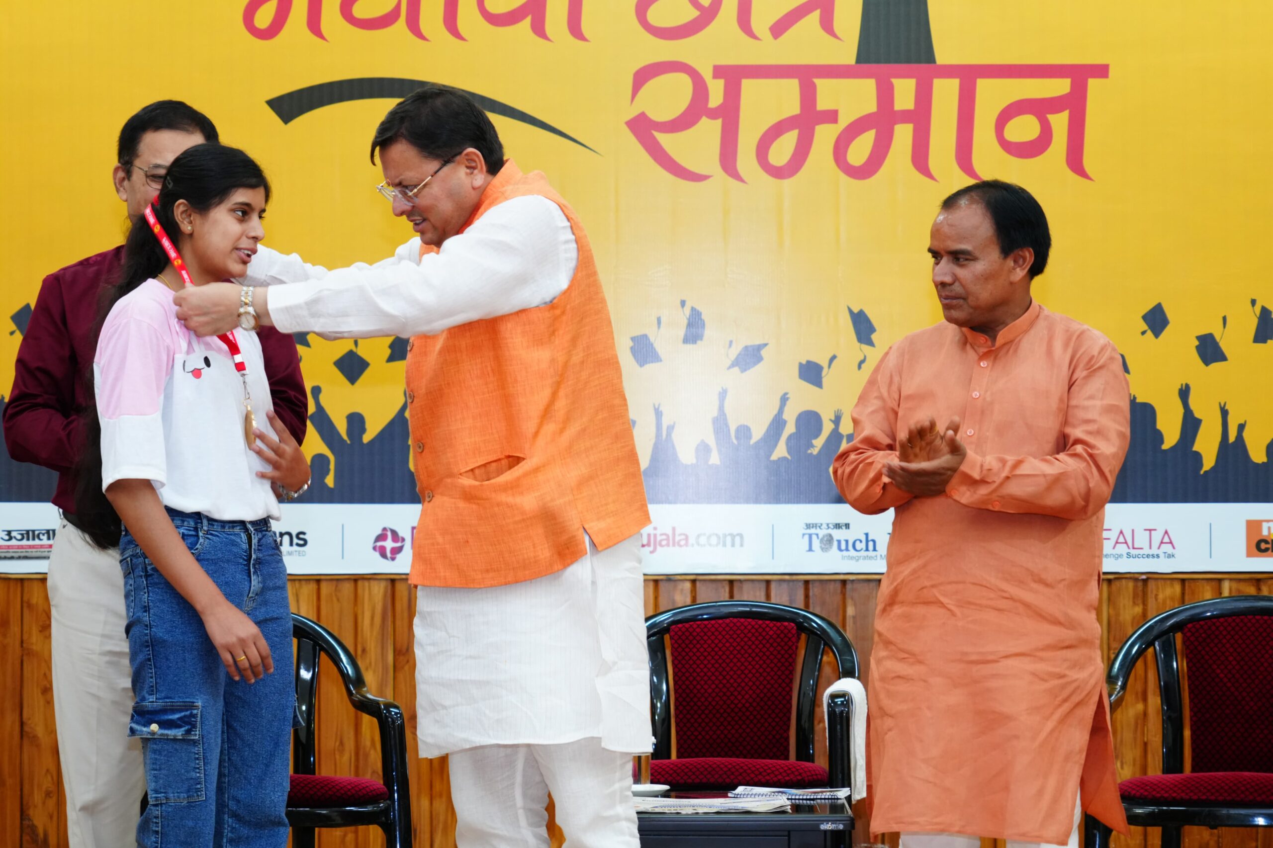 मुख्यमंत्री पुष्कर धामी ने 75 मेधावी छात्र-छात्राओं को किया सम्मानित , कहा – प्रतिभाशाली विद्यार्थी राज्य के उज्ज्वल भविष्य की नींव