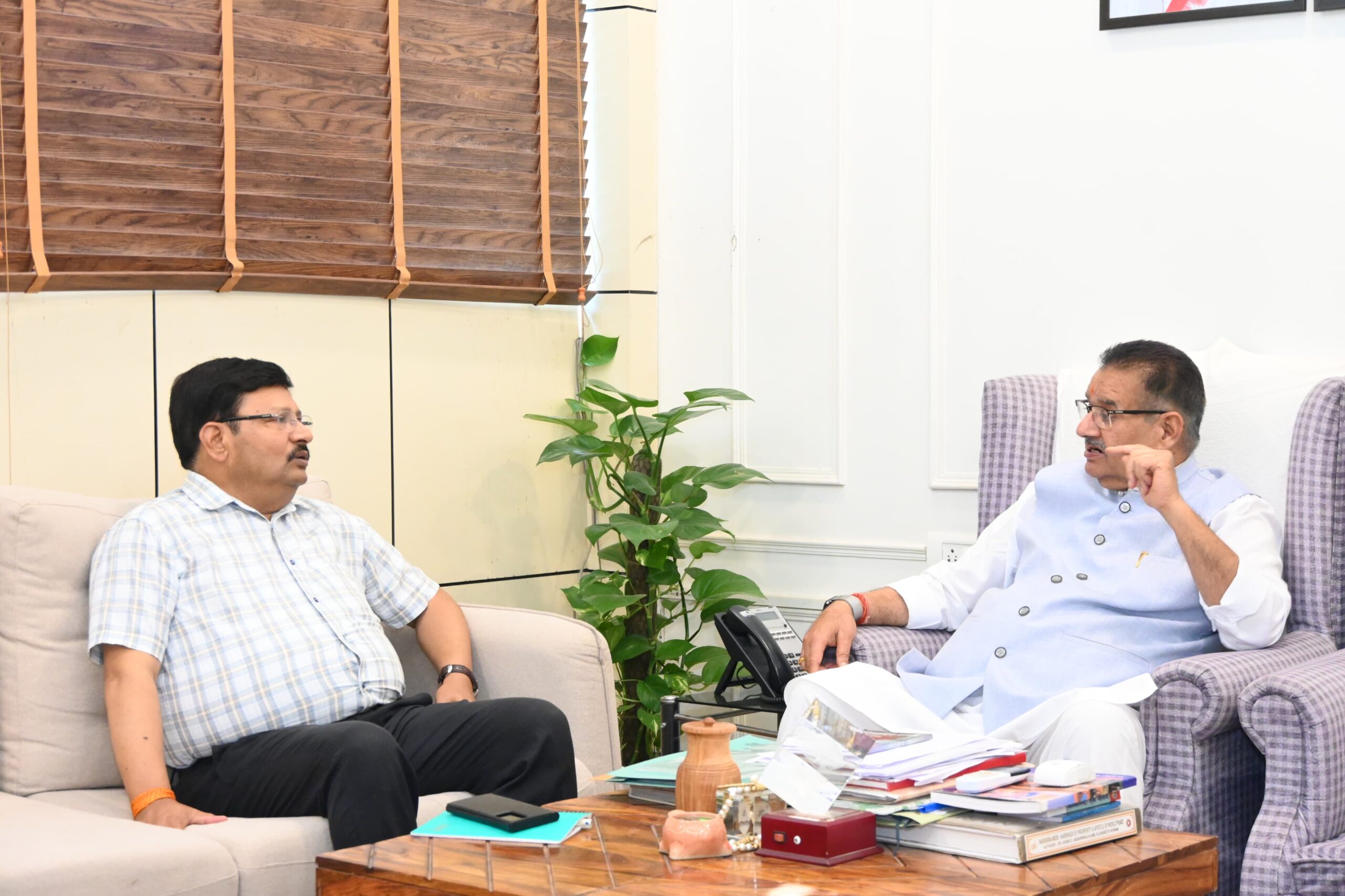 गिरी गाज: रिश्वत प्रकरण में बागेश्वर के जिला सैनिक कल्याण अधिकारी बर्खास्त , विभागीय मंत्री जोशी के निर्देश पर  सचिव ने आदेश किया जारी