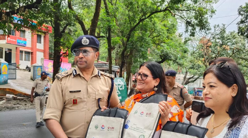 शानदार काम की शुरुआत- तीर्थ यात्रियों के लिए पर्यावरण अनुकूल कार ट्रैश बिन बैग बांटे