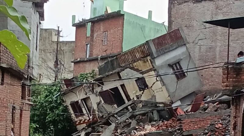 देहरादून में भारी बारिश का कहर: कारगी ग्रांट में दो मकान ढहे, कई घर खाली कराए, शुक्र है ,कोई जनहानि नहीं हुई