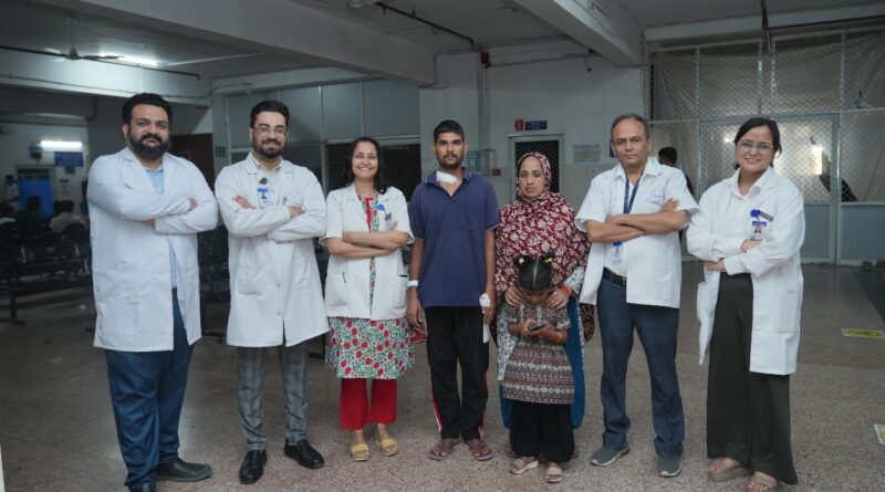 मिली नई जिंदगी – श्री महंत इन्दिरेश अस्पताल में डाॅक्टरों की मेहनत सेे मरीज़ ने मौत को दी मात, गर्दन में छड़ घुसने से गम्भीर घायल मरीज़ की बचाई जान