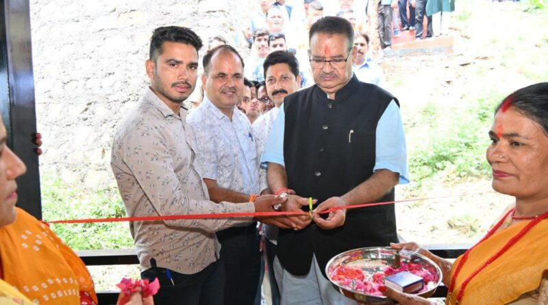 संडे को भी जन नेता जोशी ने दी सौगातें – कैबिनेट मंत्री ने 30 लाख की लागत से बने टिन शेड का किया लोकार्पण, दिव्यांग युवक को इलेक्ट्रॉनिक व्हीलचेयर  देकर पहुंचाई बड़ी राहत