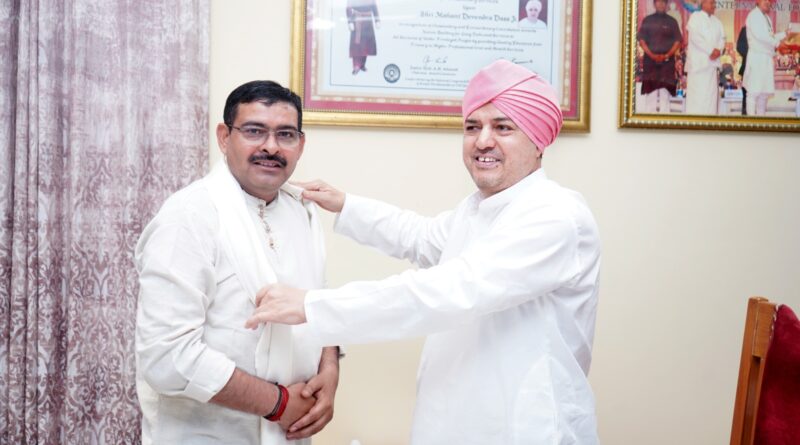 कारगिल युद्ध के हीरो परमवीर चक्र विजेता योगेन्द्र यादव ने श्री दरबार साहिब में टेका माथा, श्रीमहंत देवेन्द्र दास  महाराज से शिष्टाचार भेंट कर लिया आशीर्वाद