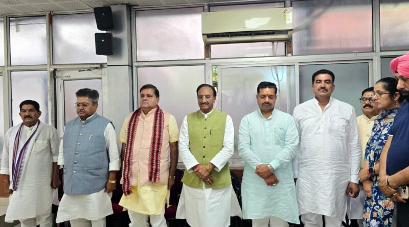 उत्तराखंड भाजपा परिवार ने अहमदाबाद विमान हादसे के मृतकों को दी श्रद्धांजलि , पार्टी मुख्यालय में हुआ लोकसभा का आयोजन