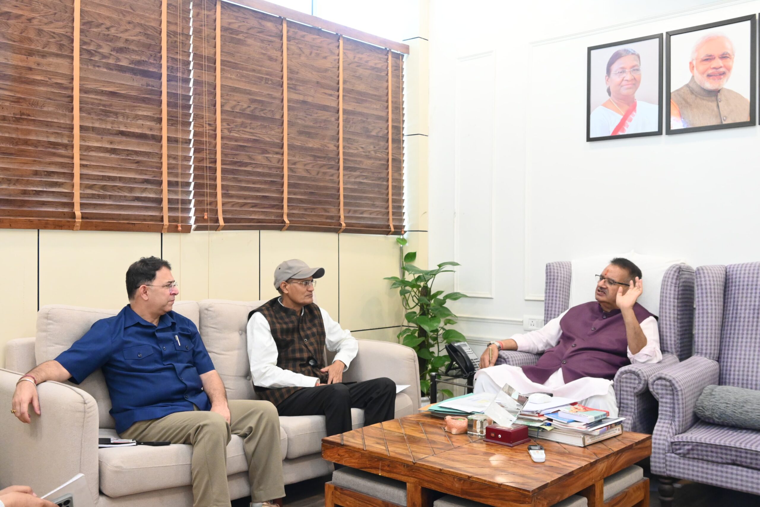 कृषि मंत्री जोशी की अफसरों को हिदायत- पालीहाउस निर्माण कार्य को प्राथमिकता पर किया जाए