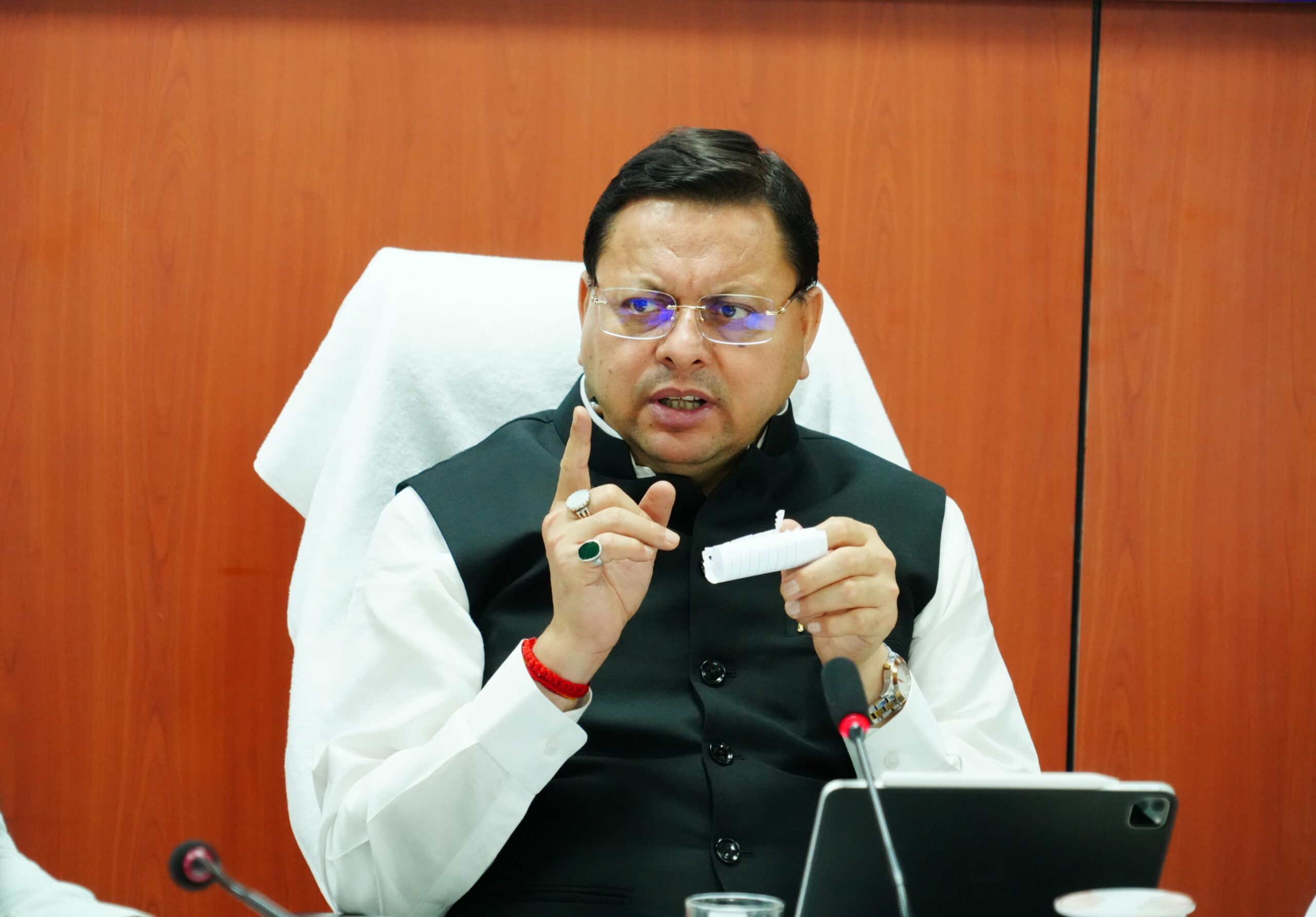 मुख्यमंत्री धामी ने सभी जिलाधिकारियों के साथ मानसून सीजन एवं आपदा प्रबन्धन की तैयारियों को परखा,आपात स्थितियों के लिए दोनों मंडलों में तैनात होंगे हेलीकॉप्टर,राज्य का लैंडस्लाइड मैप तैयार करने को कहा