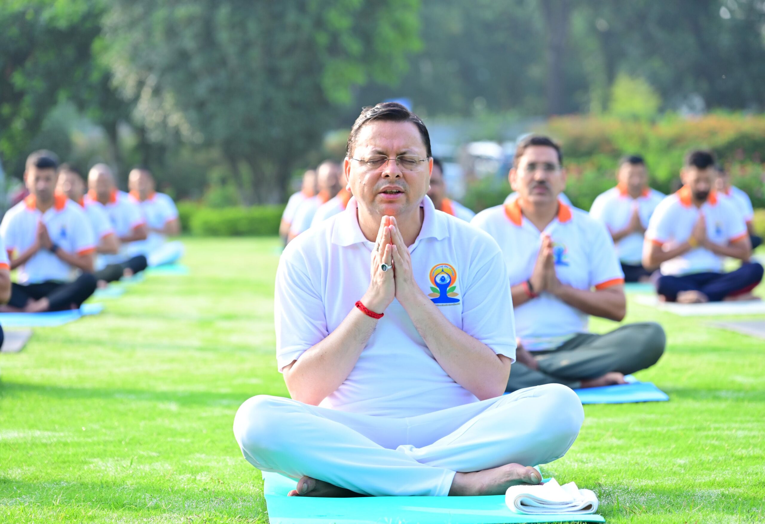 सीएम आवास में हुआ योगाभ्यास का आयोजन, मुख्यमंत्री पुष्कर धामी संग अधिकारियों और कर्मचारियों ने भी किए योगासन