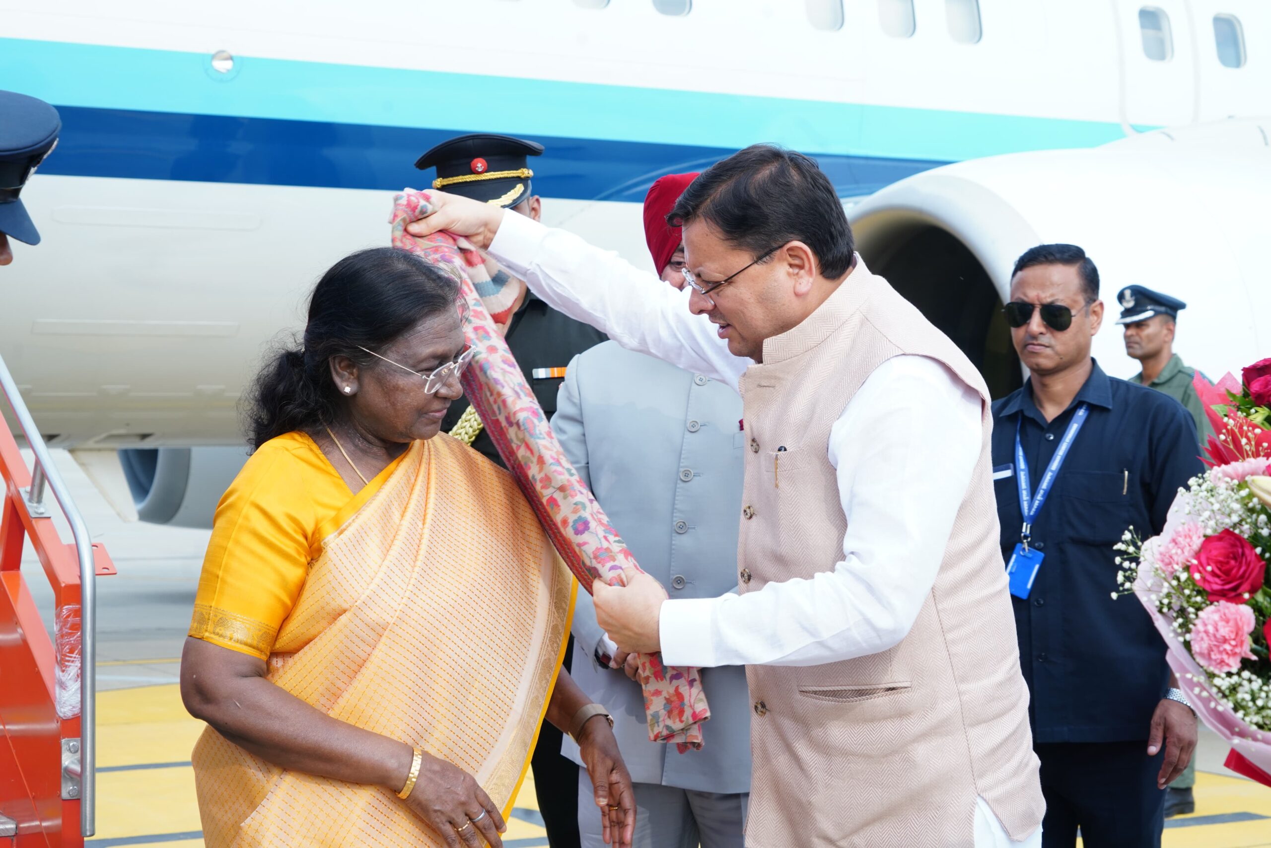 राष्ट्रपति द्रौपदी मुर्मु पहुंची देहरादून, जॉली ग्रांट एयरपोर्ट में राज्यपाल व सीएम धामी ने किया स्वागत