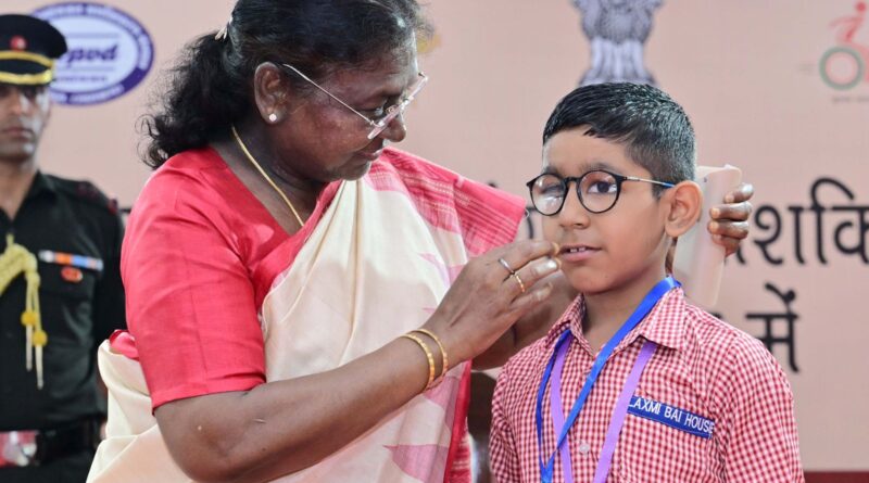 राष्ट्रपति द्रौपदी मुर्मू  ने की दृष्टि दिव्यांग सशक्तिकरण संस्थान के छात्रों से मुलाकात, दिव्यांग स्टूडेंटस के बीच अपने जन्मदिन पर भावुक हुईं President