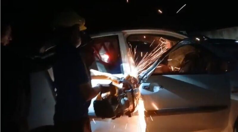 देहरादून के एंट्री पॉइंट आशारोड़ी चेकपोस्ट पर हुई बड़ी सड़क दुर्घटना-ट्रोला से टकराई कार, 4 लोगों की मौके पर ही मौत, एक गंभीर घायल